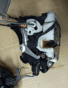 Mitsubishi Grandis zamek drzwi przód przednich prawy 2