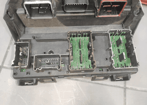 DODGE NITRO 2.8 CRD SKRZYNIA SKRZYNKA BEZPIECZNIKÓW SAM ORYG KAB08C04C6 4