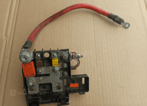 Alfa Romeo 159 skrzynka bezpieczników akumulatora