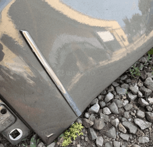 MERCEDES E 207 listwa chrom błotnika lewa przód emblemat 3