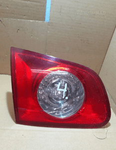 Vw passat B6 kombi lampa na klapę prawa 1