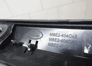 Land rover L460 listwa klapy bagażnika M8E2-404C42 8