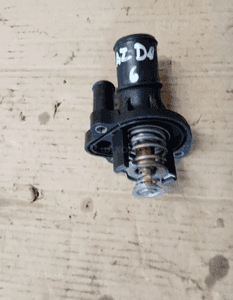 Obudowa termostatu termostat Mazda 6 1.8 2.0 16V 3M4G-AE 4