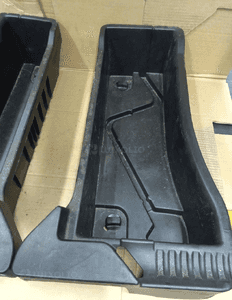 Toyota Yaris II  06-11 schowekl bagażnika prawy lewy 3