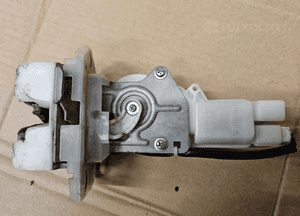 Suzuki Swift MK6 zamek klapy 2