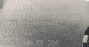 RENAULT CLIO III mocowanie błotnika lewe uchwyt ślizg 8200314930 2