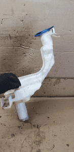 Zbiorniczek płynu spryskiwaczy pompka VW Passat B6 4