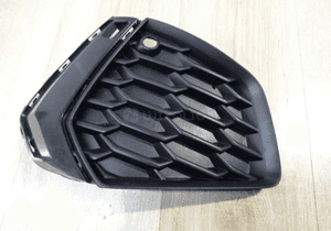Kratka w zderzak prawa audi A3 8Y 8Y0807682B 5