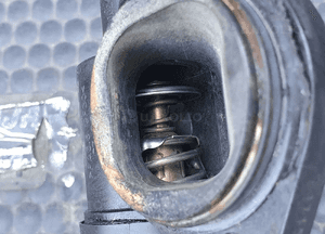 Obudowa Termostat Y2495002 06D121133C Krociec Czujnik Przewod Waz 2.0 TFSI Audi A4 B7 A6 C6 14