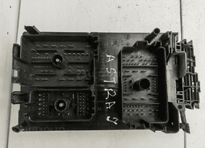 SKRZYNKA BEZPIECZNIKÓW ASTRA J 13368641 4