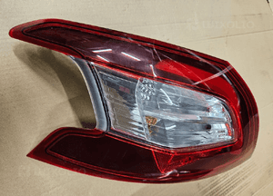 Peugeot 308 T9 HB lampa tył tylna prawa lewa9677817580 9677817680 3
