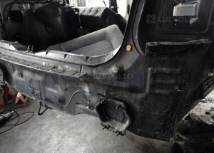 Kia Carens II pas tyl tylna sciana bagaznika 2