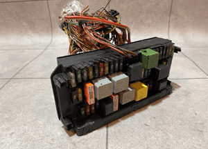 MERCEDES W212 MODUŁ SAM SKRZYNKA BEZPIECZNIKÓW BDB 2