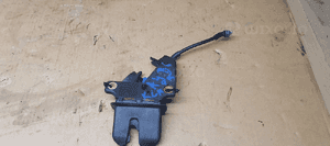 Zamek klapy bagażnika Audi A4 B6 Sedan 8E5827520 1