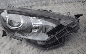 Lampa lewy / prawy przód toyota yaris iv 2020-24 rok do lekkiej polerki 12