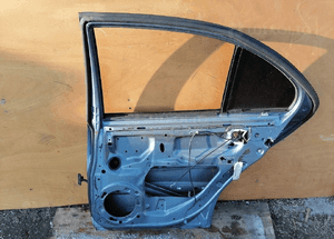 MERCEDES e 211 sedan  drzwi prawy tył szyba zamek listwa 6