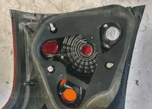 Lampa tylna lewa tył lewo toyota avensis T25 7