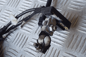 Klema minusowa suzuki swift MK8  32810-85P00 2