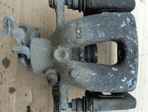 Alfa Romeo 159 zacisk hamulcowy tył tylny prawy 1