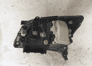 Przod przednia lampa prawa toyota avensis T25 3