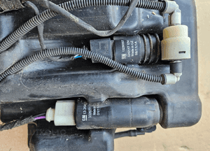 Opel Astra J 4 IV zbiorniczek spryskiwaczy xenon 4