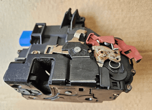 Audi A3 8P 3D zamek drzwi prawych  4F1837016 1