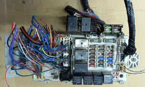 Mitsubishi Grandis skrzynka bezpieczników moduł MR587655 2