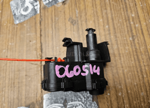 Siłownik 8K0862153D 4F0862165A Silniczek Elektryczny Cięgno Zamek Klapki Wlewu Paliwa Awaryjne Otwieranie Audi A4 B8 A5 A6 Q5 3