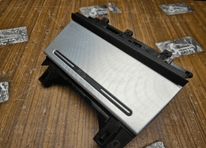Popielniczka 2 DIN 8E0857951J 03S Klapka Wklad Carbon Srebrna Rybia Luska Audi A4 B6 B7 4