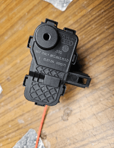 Siłownik 8K0862153D 4F0862165A Silniczek Elektryczny Cięgno Zamek Klapki Wlewu Paliwa Awaryjne Otwieranie Audi A4 B8 A5 A6 Q5 2