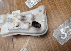 Zbiorniczek 8E0611301E Wyrownawczy Płynu Hamulcowego Korek Audi A4 B6 B7 VW 6