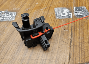 Siłownik 8K0862153D 4F0862165A Silniczek Elektryczny Cięgno Zamek Klapki Wlewu Paliwa Awaryjne Otwieranie Audi A4 B8 A5 A6 Q5 6