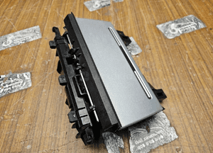 Popielniczka 2 DIN 8E0857951J 03S Klapka Wklad Carbon Srebrna Rybia Luska Audi A4 B6 B7 9