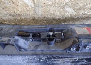 PAS PRZEDNI CHŁODNICE AUDI A6 C6 4F0121251L 2