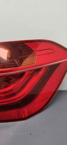 Bmw F45 lampa prawa tylna błotnik 7311030 8
