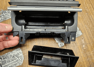Popielniczka 2 DIN 8E0857951J 03S Klapka Wklad Carbon Srebrna Rybia Luska Audi A4 B6 B7 17