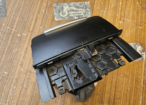 Popielniczka 8K0857951 Klapka Zapalniczka Wklad Czarna Audi A4 B8 A5 Q5 32