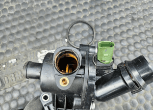 Termostat 06B121111K Obudowa Czujnik Krociec 1.8 T 2.0 ALT Audi A4 B6 B7 A6 C5 VW 12
