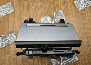 Popielniczka 2 DIN 8E0857951J 03S Klapka Wklad Carbon Srebrna Rybia Luska Audi A4 B6 B7 7