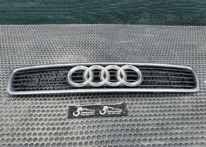 Atrapa Atrapka Gril 8D0853651E 8D0853651J Maski Ramka Chrom Znaczek AUDI A4 B5 2