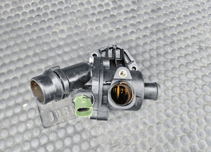 Termostat 06B121111K Obudowa Czujnik Krociec 1.8 T 2.0 ALT Audi A4 B6 B7 A6 C5 VW 8