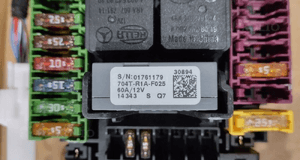 SKRZYNKA BEZPIECZNIKÓW MERCEDES W176 W246 704T-R1A-F025 3