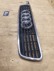 Atrapa Atrapka Gril 8D0853651E 8D0853651J Maski Ramka Chrom Znaczek AUDI A4 B5 17