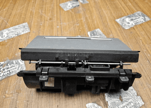 Popielniczka 2 DIN 8E0857951J 03S Klapka Wklad Carbon Srebrna Rybia Luska Audi A4 B6 B7 8