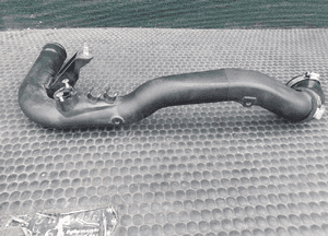 Rura 8D0145840S 3B0145834E Przewod Powietrza Kolanko Kruciec 1.9 TDI Audi A4 B5 B6 VW Passat B5 9