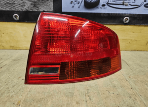 Lampa 8E5945096 Tyl Tylna Prawa na w Blotnik AUDI A4 B7 Sedan Oryginal 1