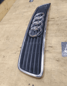 Atrapa Atrapka Gril 8D0853651E 8D0853651J Maski Ramka Chrom Znaczek AUDI A4 B5 25