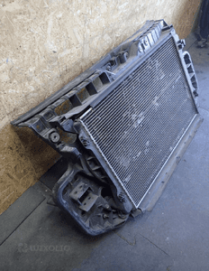 PAS PRZEDNI CHŁODNICE AUDI A6 C6 4F0121251L 4