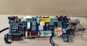 SKRZYNKA BEZPIECZNIKÓW MERCEDES W176 W246 704T-R1A-F025 2