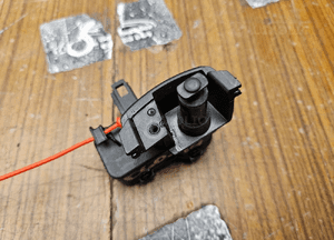 Siłownik 8K0862153D 4F0862165A Silniczek Elektryczny Cięgno Zamek Klapki Wlewu Paliwa Awaryjne Otwieranie Audi A4 B8 A5 A6 Q5 4
